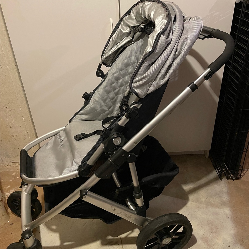 2011 Uppababy Vista Stroller with travel bag.